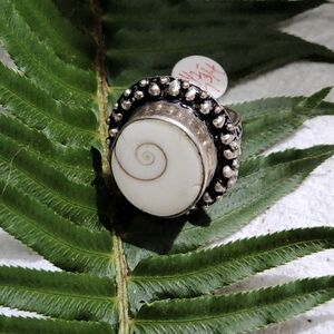 Elegant Silver and Cream Swirl Ring